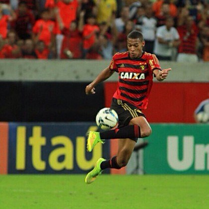 Nascido em Aliança, cidade no interior de Pernambuco com pouco menos de 40 mil habitantes, Joelinton fez toda a categoria de base no Sport, onde foi revelado. Com apenas 16 anos, subiu para os profissionais e era até apelidado de 