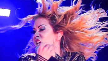 Em show no Suriname, Joelma leva tombo no palco e preocupa fãs (Reprodução)