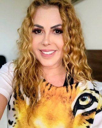 Em um dos shows, ela chegou a fazer piada sobre o inchaço no rosto: 