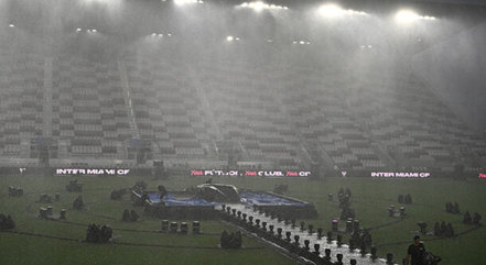 Forte chuva e ventania atrasam a apresentação de Messi 