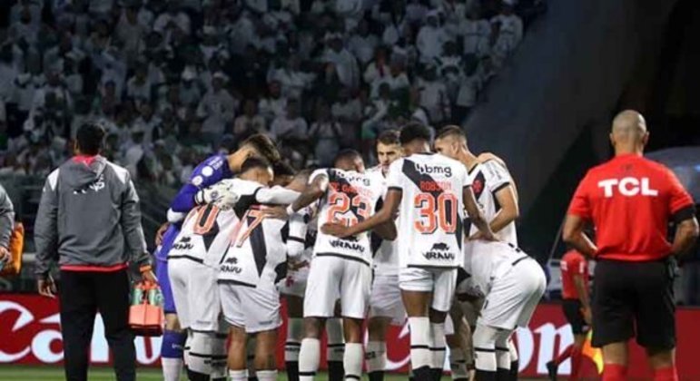 Contra tudo, posta auxiliar do Vasco após gol mal anulado contra