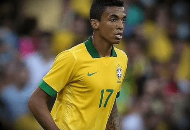 Jogador com passagem pela Seleção Brasileira, o veterano Luiz Gustavo, de 36 anos, vai reforçar o São Paulo. Reprodução/Youtube