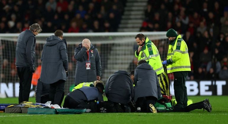 Clube inglês confirma parada cardíaca de jogador que desmaiou em campo
