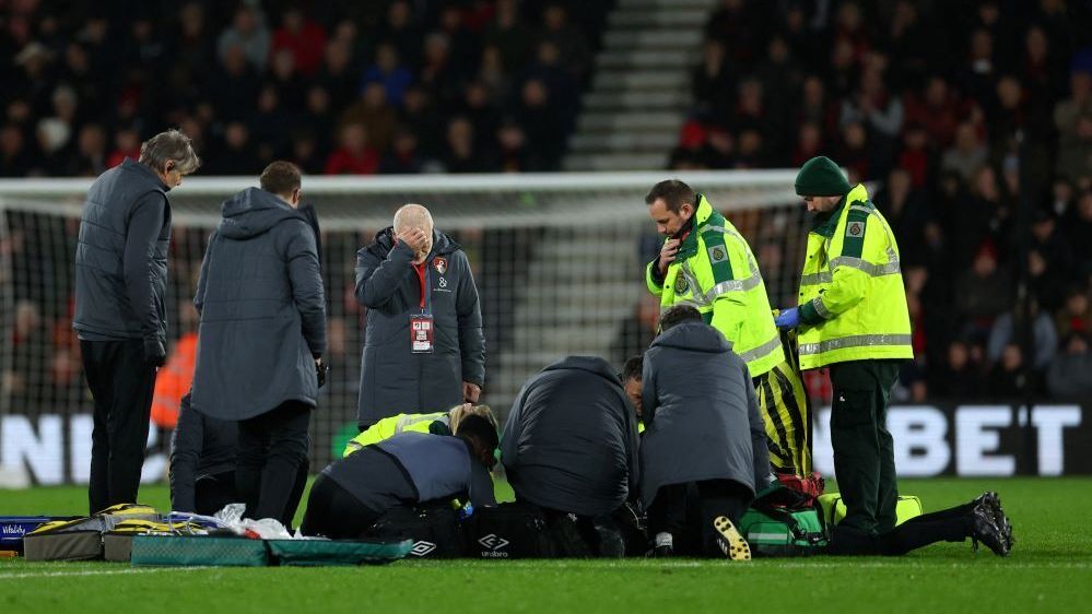 Jogador do Luton Town sofre paragem cardíaca e colapsa em campo - Futebol -  Correio da Manhã