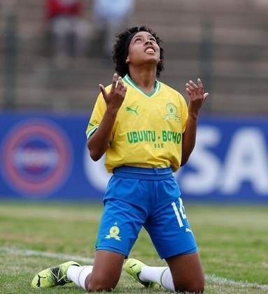 Ela tem dom para o futebol: marcou 23 gols no Sundowns e ajudou o time a conquistar o título da Super League. Além de ter chegado às finais das eliminatórias da Copa COSAFA e da Liga dos Campeões Femininos da CA