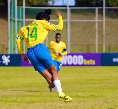 Ronaldinho Gaúcho dribla fã que invadiu o campo em jogo do Barça