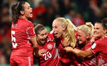 Jogadoras da Dinamarca comemoram o gol de Amalie Vangsgaard que deu a vitória sobre a China na estreia da Copa do Mundo