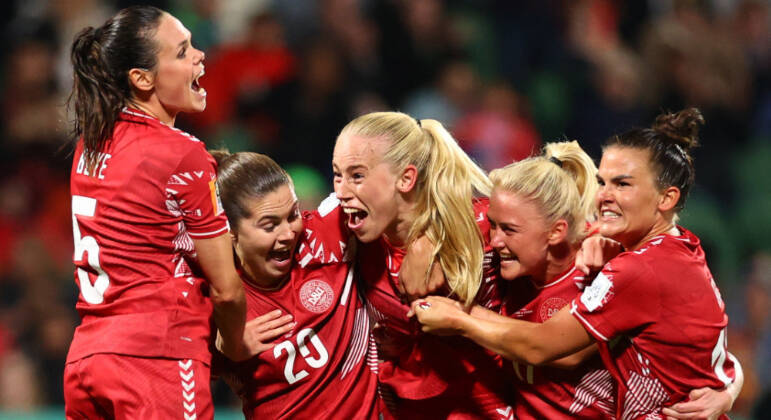 Jogadoras da Dinamarca comemoram o gol de Amalie Vangsgaard que deu a vitória sobre a China na estreia da Copa do Mundo