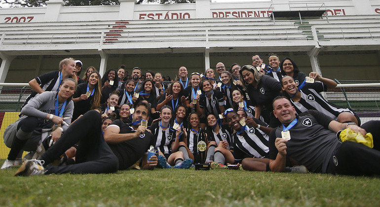 Jogadoras da equipe sub-20 do Botafogo celebram o título estadual sobre o Fluminense