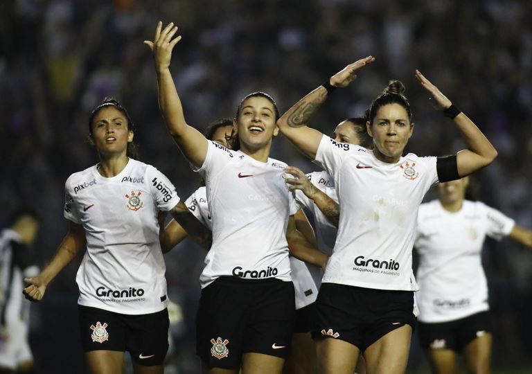 Corinthians Futebol Feminino on X: FIM DE JOGO, VITÓRIA DAS BRABAS! 🔥 O  Timão bate o Atlético-MG por 1 a 0 e avança para as semifinais da Supercopa  Brasil! 💜🖤 ⚽ Vic