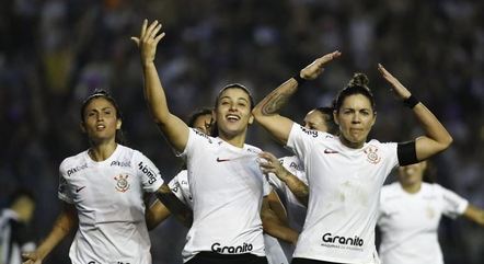 Jogadoras do Corinthians comemoram a vitória sobre o Santos e a vaga na final