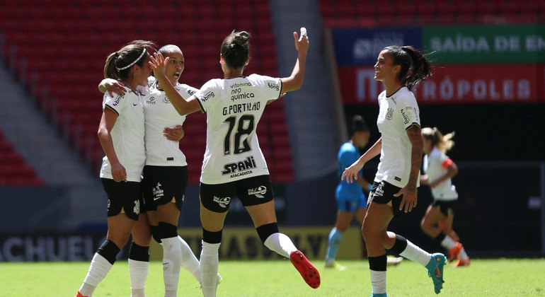 Jogadoras do Corinthians comemoram o triunfo