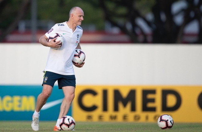 Longe dos gramados, Cafu se mantém em forma com a corrida