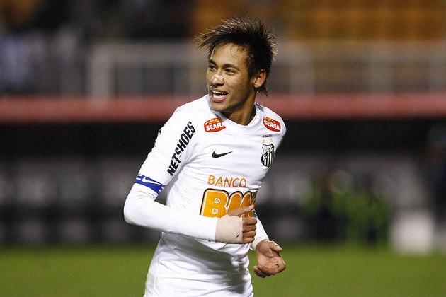 NeymarRevelado no maior celeiro de craques do futebol mundial, o Santos, Neymar fez sua estreia profissional em 2009, aos 17 anos. De lá para cá, o jogador se tornou a principal estrela do futebol brasileiro; é o camisa 10 da seleção e do PSG