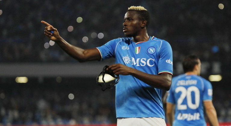 Victor Osimhen: Ao lado de Kvaratskhelia, Osimhen é a grande estrela do Napoli. Seus gols foram fundamentais para o título italiano na última temporada e em 2023/24 não será diferente