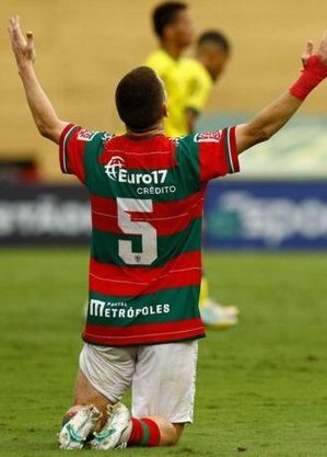 Jogadores da Portuguesa comemoram permanência na primeira divisão do Paulistão