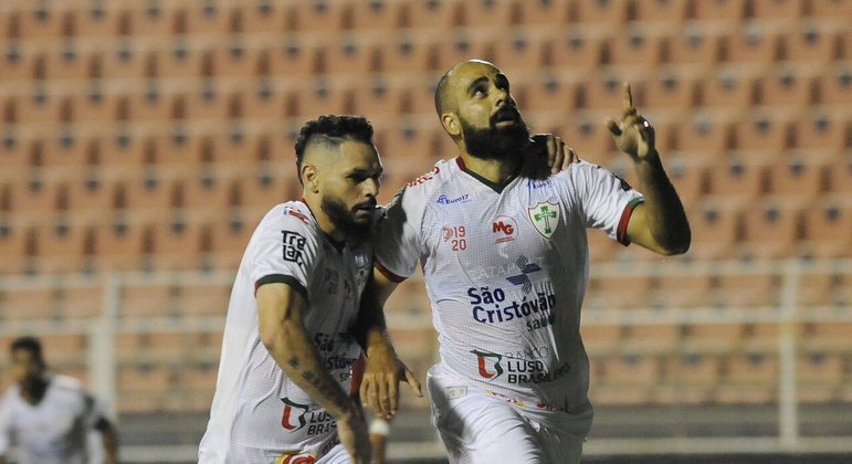 Jogadores da Portuguesa comemoram gol pelo Campeonato Paulista