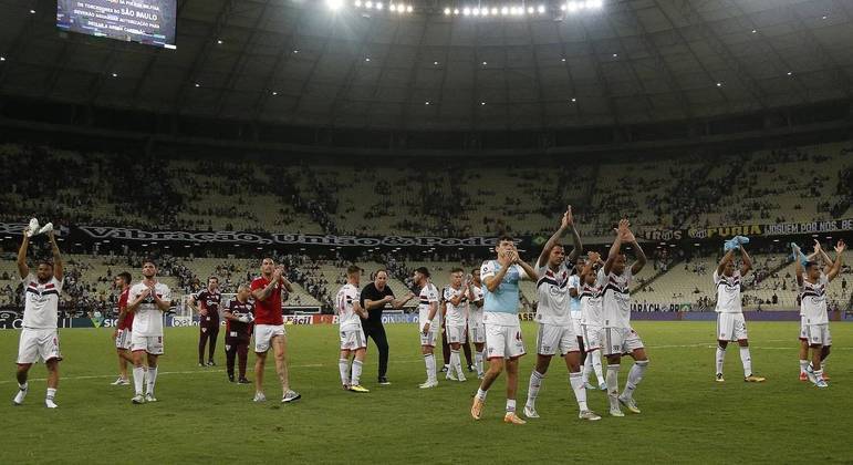Jogadores do São Paulo comemoram vitória contra o Ceará