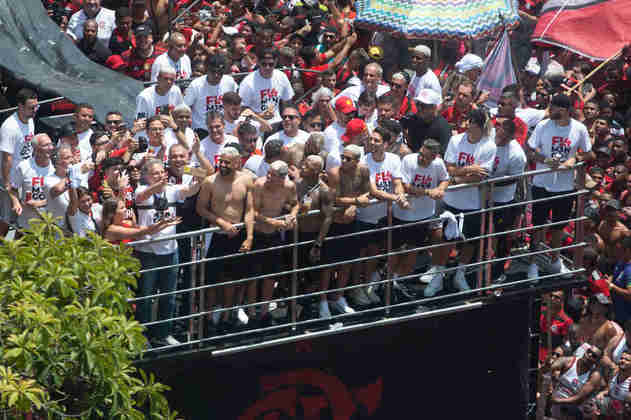 Jogadores, comissão técnica e diretoria do Flamengo na festa pelos títulos da Copa do Brasil e da Libertadores.