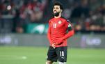 Se de um lado craques aguardam ansiosamente os adversários na Copa do Mundo, outros tentam se contentar em acompanhar a competição de casa. É o caso do Egito, de Mohamed Salah. O craque do Liverpool e da seleção egípcia não conseguiu repetir o feito de 2018 e acabou sendo eliminado na repescagem africana em duelo contra o Senegal. Além dele, muitas outras estrelas do futebol mundial acabaram excluídas da festa, que você pode conferir na lista a seguir!