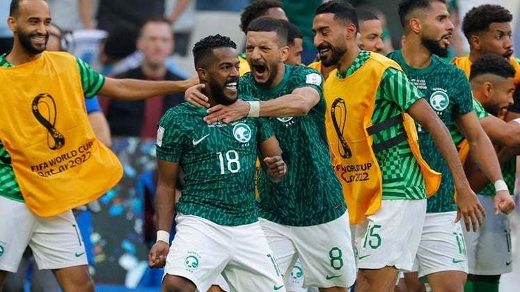 Jogadores da Arábia Saudita comemoram gol da virada contra a Argentina.