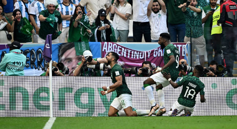 Jogadores da Arábia Saudita comemoram gol de empate contra a Argentina na estreia das duas seleções na Copa do Mundo