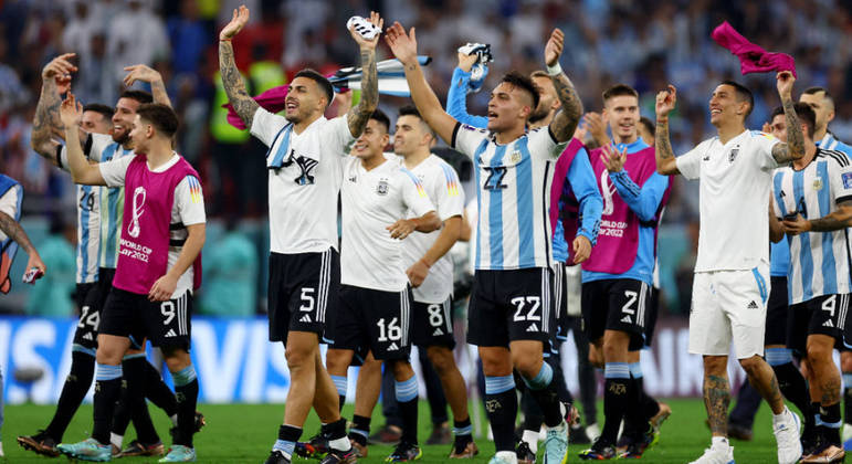 Jogadores da Argentina comemoram a vitória sobre a Austrália e a classificação para as quartas de final da Copa