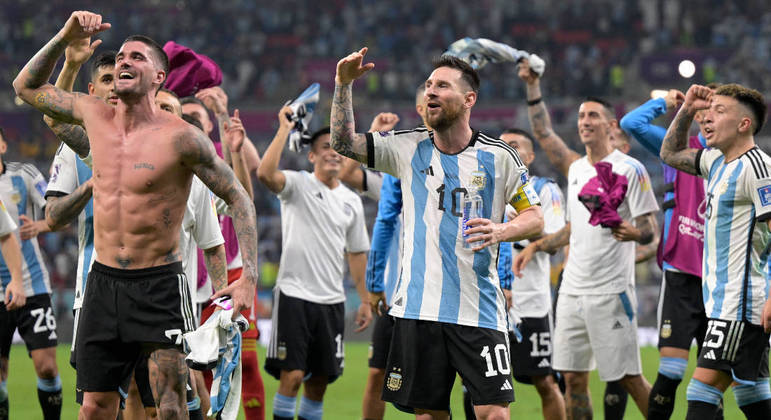 Jogadores da Argentina comemoram a vitória sobre a Austrália e a classificação para as quartas de final da Copa