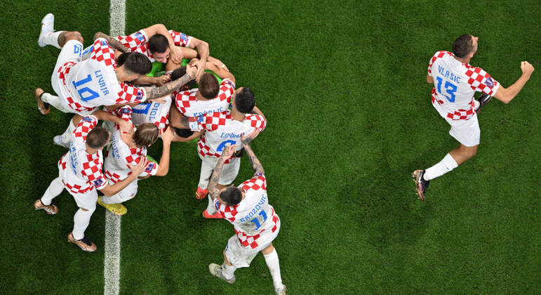 A comemoração da Croácia foi toda em cima do goleirão Livakovic (o pontinho verde na foto). Afinal, ele foi o grande herói da classificação ao pegar três pênaltis do Japão