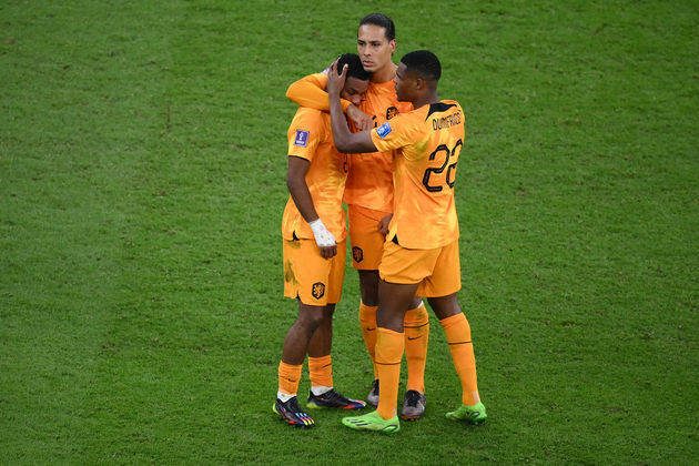 Jogadores da Holanda choram no centro do gramado após perderem vaga para a Argentina, nas quartas