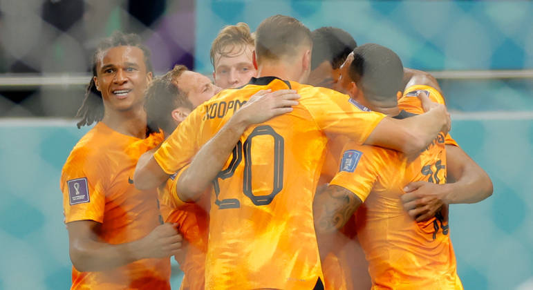 Jogadores da Holanda comemoram o gol de Gapko no finalzinho da partida contra Senegal na estreia da Copa