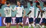 Jogadores da Inglaterra comemoram a tranquila vitória de 6 a 2 sobre o Irã na estreia da Copa do Mundo