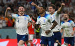 Jogadores da Inglaterra comemoram gol de Rashford contra o País de Gales