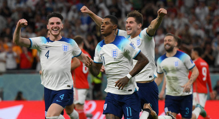 Jogadores da Inglaterra comemoram gol de Rashford contra o País de Gales