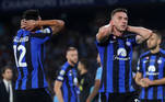 Jogadores da Inter de Milão lamentam a derrota na final da Champions para o Manchester City
