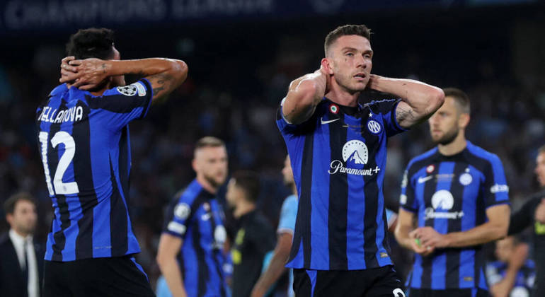 Jogadores da Inter de Milão lamentam a derrota na final da Champions para o Manchester City