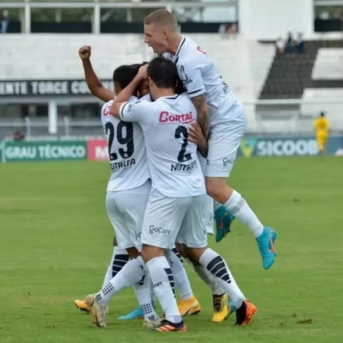 Jogadores da Ponte comemoram gol de Lucca que garantiu a vitória contra o CRB