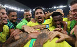 Jogadores da seleção brasileira comemoram com Casemiro o gol da vitória do Brasil sobre a Suíça na Copa