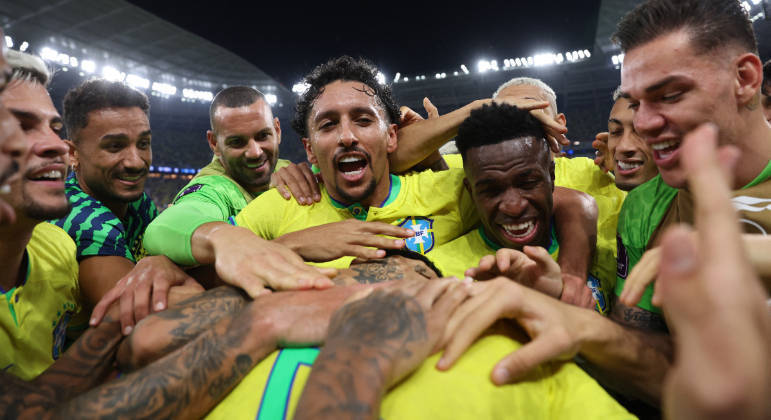 Jogadores da seleção brasileira comemoram com Casemiro o gol da vitória do Brasil sobre a Suíça na Copa