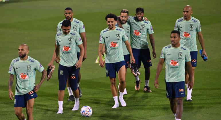 Jogadores da seleção brasileira fazem o primeiro treino no Catar