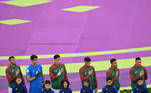 Jogadores de Marrocos ouvem o hino nacional do país antes da partida