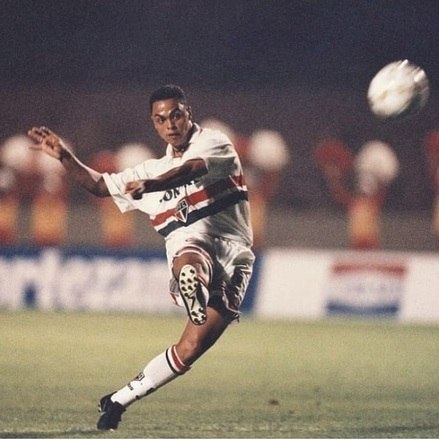 Dodô era conhecido como “artilheiro dos gols bonitos”. Ele
jogou no São Paulo entre 1995 a 1999, mas saiu de forma polêmica do clube do
Morumbi. Por conta de desentendimentos com a torcida são paulina, o jogador foi
contratado pelo Palmeiras e usou as cores alviverde entre 2002 e 2003. Sem
conseguir jogar bem, ele acabou fazendo parte do time que foi rebaixado no
Brasileirão de 2002