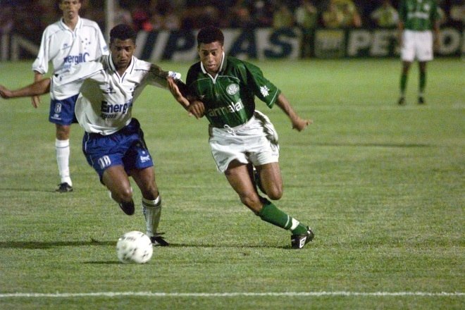 Junior jogou no Palmeiras entre 1996 e 2000, fazendo parte
do elenco campeão da Libertadores. Com uma passagem pela Europa, o lateral ídolo
dos palmeirenses, retornou ao futebol paulista em 2004, mas desta vez, para
vestir o manto são paulino. E mais uma vez ele brilhou, sendo campeão da
Libertadores e Mundial pelo Tricolor em 2005. Assim é considerado um ídolo entre as duas torcidas