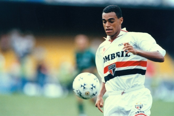 Denilson é um dos mais conhecidos jogadores, o apresentador
foi revelado pelo São Paulo, e esteve um tempo na Europa após ser vendido pelo
Tricolor para o Real Bétis, equipe da Espanha. Ele jogou no São Paulo entre 1994 e 1998. Alguns anos depois, ele retornou para o Brasil  para jogar pelo Palmeiras, onde foi campeão Paulista.
Apesar de ter ficado magoado com o São Paulo pela venda durante alguns anos,
Denilson mostra ter um carinho pelo Tricolor e chegou até participar da Legends
Cup com time, torneio que se sagrou campeão