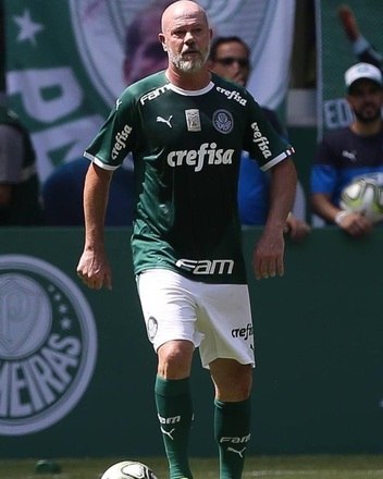 Antonio Carlos defendeu as cores do São Paulo entre 1990 e
1992, e esteve no time alviverde durante 1993 e 1995. Inclusive, “Zago” chegou
até treinar o Palmeiras na temporada de 2010