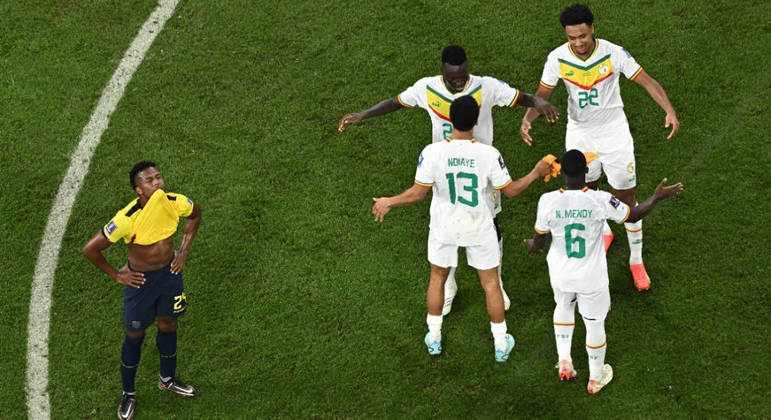Jogadores de Senegal comemoram vitória sobre o Equador e vaga nas oitavas de final da Copa