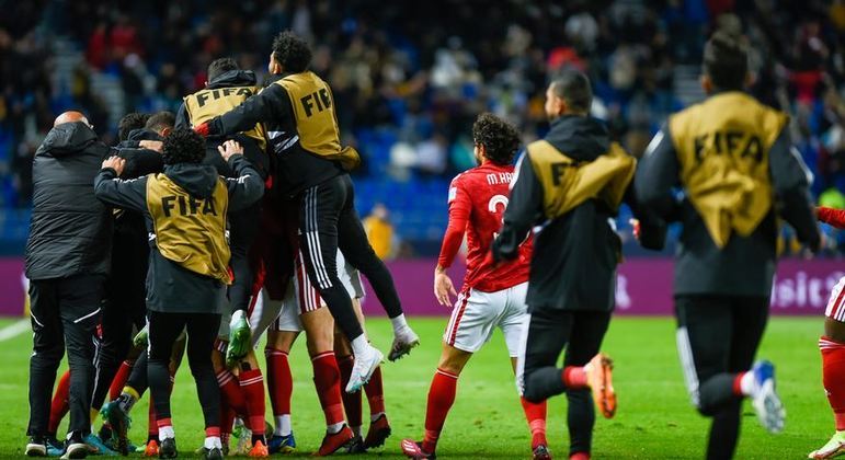 Jogadores do Al Ahly comemoram o gol da classificação