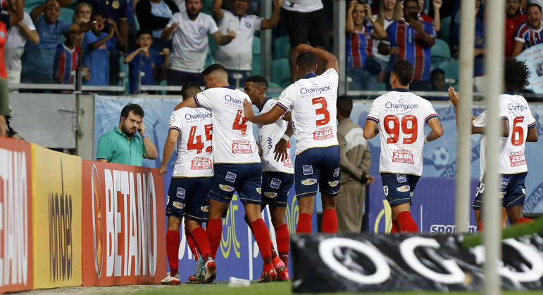 Jogadores do Bahia comemoram gol de Davó