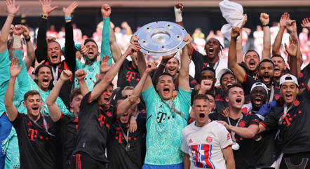 Jogadores do Bayern de Munique comemoram o título do Campeonato Alemão da temporada 2022/2023