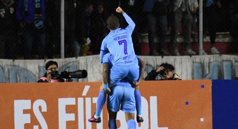 Jogadores do Bolívar comemorando gol pela Libertadores